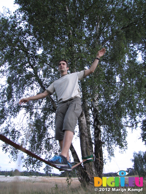 SX24077 Wouko balancing on slackline